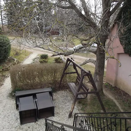 Siedlisko Nad Stawem Farmház *